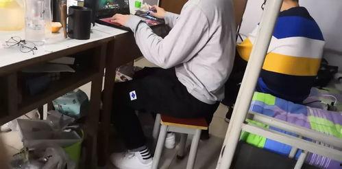 大学妹宿舍吃瓜,揭秘宿舍生活那些事儿