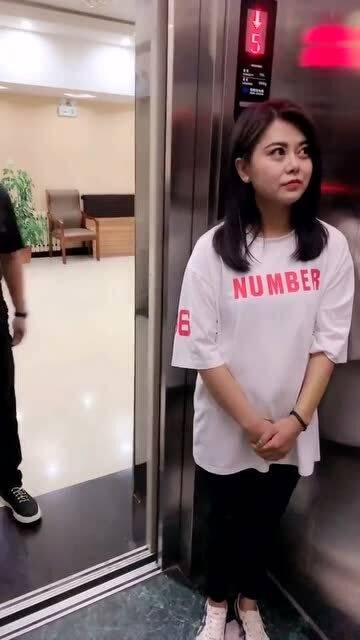 头套 电梯 吃瓜群众,电梯里的吃瓜群众众生相