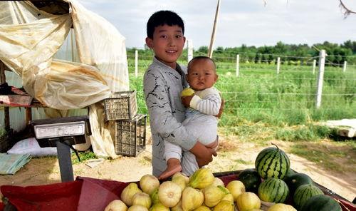 乡下孩子吃瓜,瓜田里的童年记忆