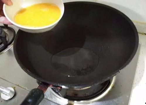 拿着锅铲吃瓜,烹饪中的趣味瞬间