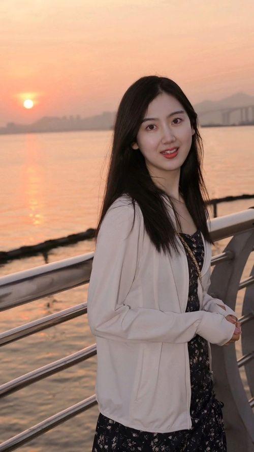 美女吃瓜拍照图片真实