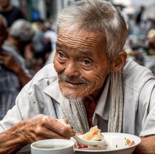 游客吃老汉瓜视频